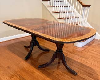 Figured mahogany dining table (w/2 leaves)