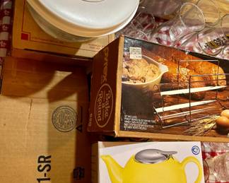 NIB Corning Pot, NIB pampered chef 2 qrt 