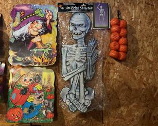 1980s Halloween decor