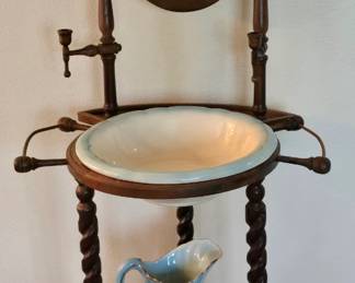 Vintage bowl & Pitcher with wooden strand