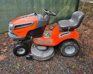 9 HusqvarnaYTH22V46RidingLawnMowerWith46CuttingDeck