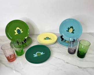 Lot 999  Tag Frog Dishes Vintage Colored Tumblers
