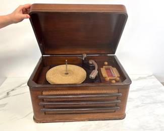 Lot 901  Vintage Silvertone Phonograph Record Player
