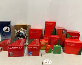 Lot 5140  Clothtique Christmas Santa Decorations