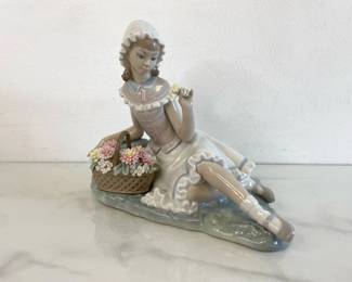 Lot 739  Vintage Lladro  Admiration  Porcelain Girl Figurine