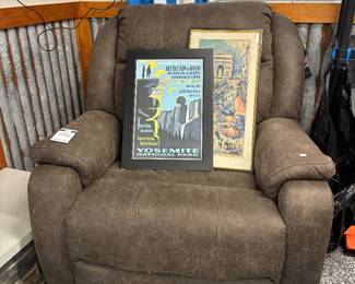 Cozi Massage Recliner, Wall Decor 