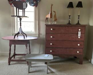 Dresser and assorted bedroom accessories