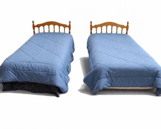 43 PairofVintageFullSizeSpindleHeadboardBedsMattressesLinens