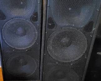 2 JBL MP225 Speakers
