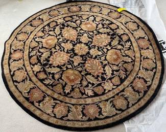 Round area rug (in dining room)