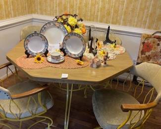Great kitchen set, table and chairs