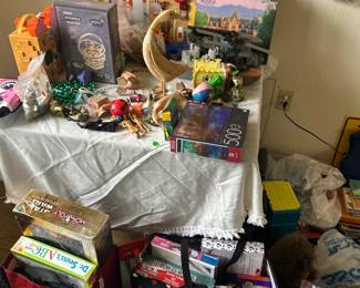 Kids: toys, games; board games; puzzles; activities
