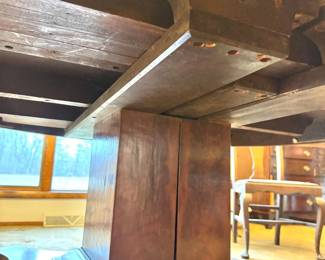 Mahogany Round Pedestal Table with Carved Claw Feet – Traditional Dining Table