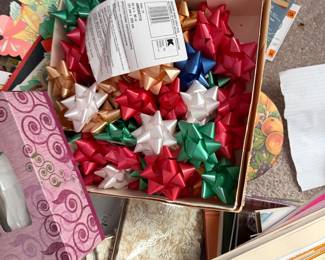 Gift Wrap & Bows – Decorative Supplies