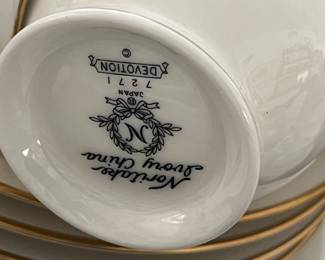 Ceramic Plates Set – Vintage Dishware