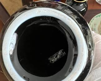 Black Ceramic Vase – Glossy Decorative Pottery