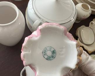 Glassware Lot – Cups & Decorative Pieces