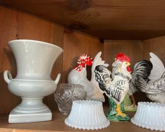 Vintage White Ceramic Urn Vase – Classic Pedestal Style