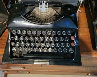 Perfekt Portable Typewriter with Case