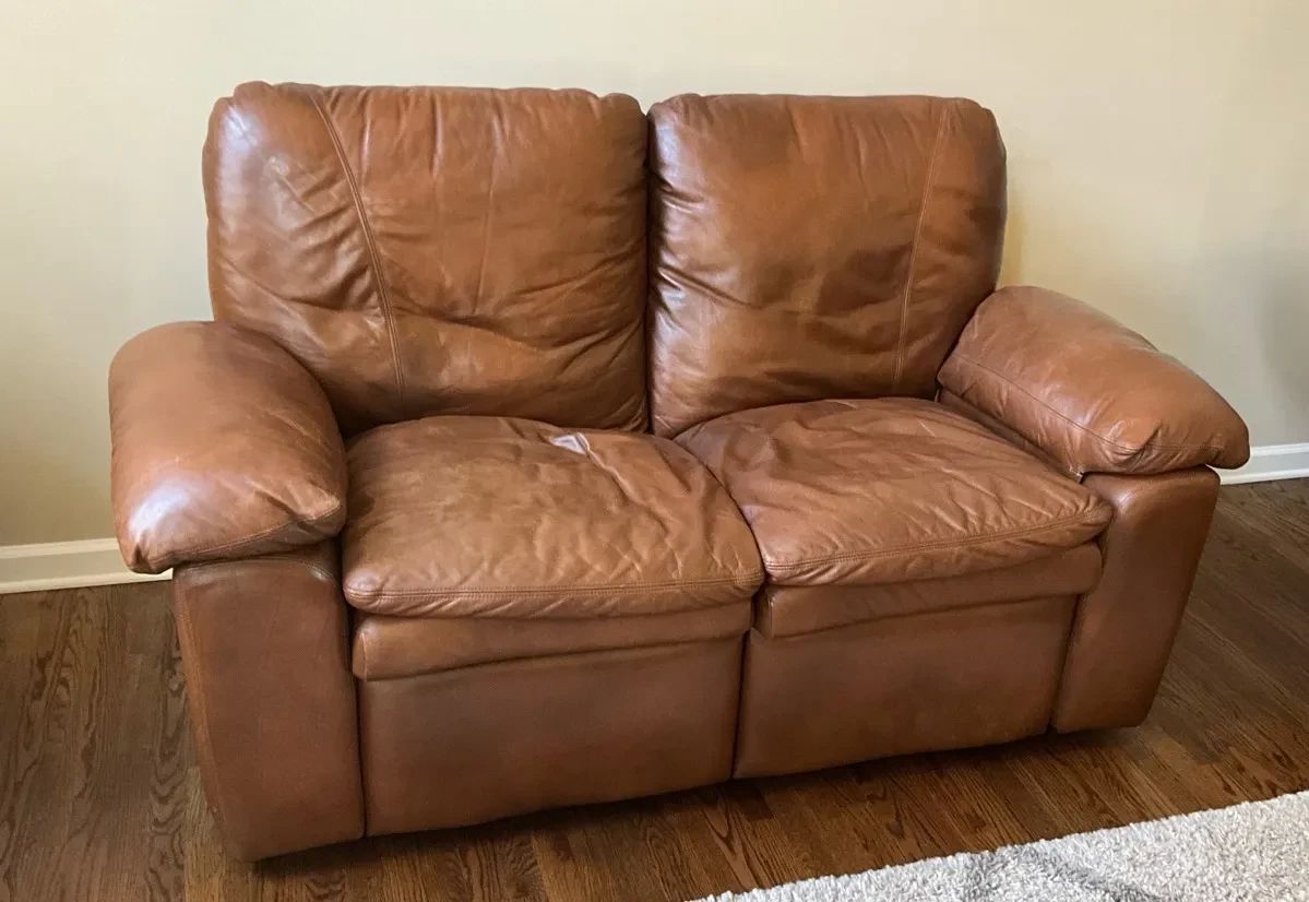 01 Leather Creations Love Seat