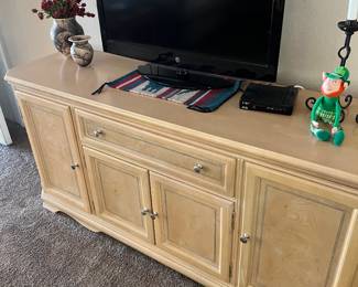 HORSEHAIR POTTERY NOT INCLUDED IN SALE