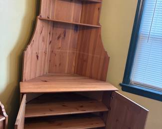 Corner cabinet