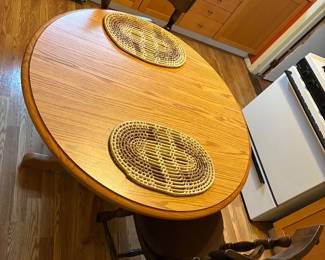 Kitchen table with 2 chairs 