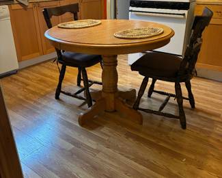 Kitchen table with 2 chairs 