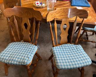 Set of 4 chairs with dinning room table with leaf 