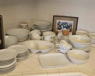 RA201White Glamour Of Dishes With A Little Bit Of MOO