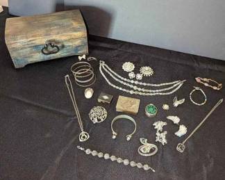 RA171A Treasure Chest Of Vintage Jewelry
