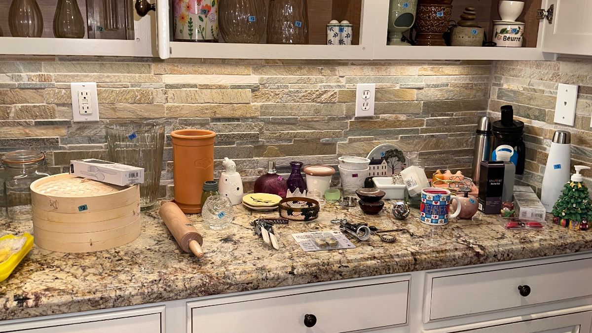 Lots of kitchen items