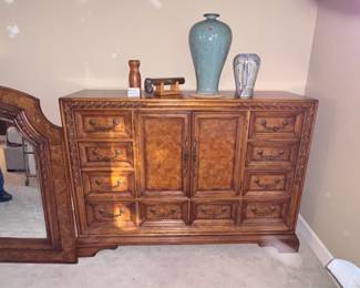 Dresser comes with mirror 