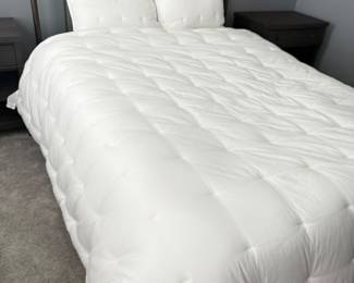 Pottery Barn Duvet Set like new 75.00 with pillow shams.