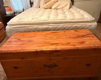 Vintage Lane Cedar Hope Chest
