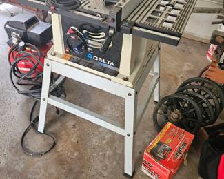 Standing table wood saw
