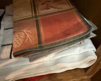 Autumn Pinecone & Leaf Table Runner