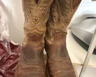 Ariat Men's Heritage Roughstock Square Toe Western Boots