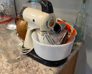 Sunbeam Mixmaster Stand Mixer & Bowls w/Beaters 