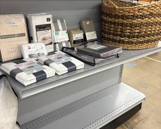 Gondola retail shelving