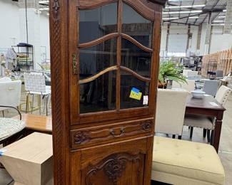 Corner cabinet