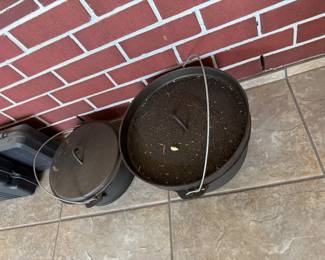 Iron Dutch Ovens: 1 L & 1 Xl