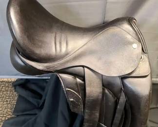 Black Country “Vinici” English Saddle, 17.5" Seat M+ Spring Tree, Made in England (SHIPPING AVAILABLE)