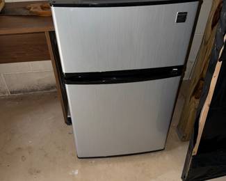 Kenmore mini fridge with freezer