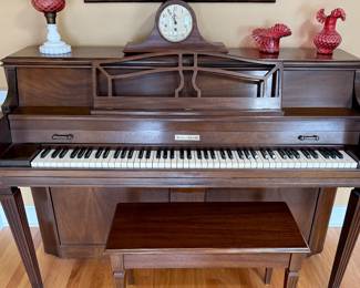 Baldwin Model 910 Piano in beautiful condition.