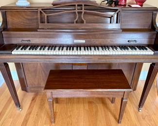 Baldwin Model 910 Piano in beautiful condition.