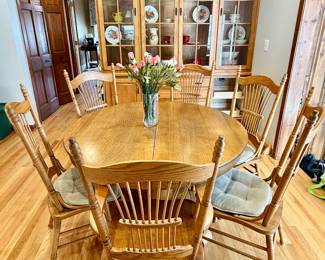 Beautiful Vintage Round Oak Kitchen dining Table with 6 Matching Chairs