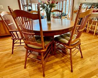 Beautiful Vintage Round Oak Kitchen dining Table with 6 Matching Chairs