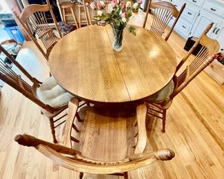 Beautiful Vintage Round Oak Kitchen dining Table with 6 Matching Chairs
