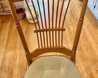 Beautiful Vintage Round Oak Kitchen dining Table with 6 Matching Chairs